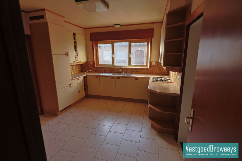 Te renoveren bungalow met polyvalente ruimte en aanpalende weide - foto 5