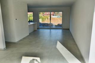 Nieuwbouwwoning in een nieuw woonproject met 5 slaapkamers !Inkom , apart toilet , woonkamer met open keuken , berging . Verdiep : Nachthal , 4...