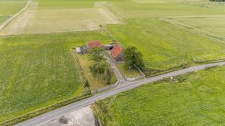 Midden in het landelijke groen van Tielt vinden we deze charmante vrijstaande hoevewoning terug, gelegen op een uitzonderlijk perceel van maar liefst 7.215 m², inclusief schuur en uitgestrekt weiland.<br /><br />Dankzij de unieke ligging geniet u hier van adembenemende verzichten, absolute rust en maximale privacy. Een zeldzame combinatie die vandaag nog moeilijk te vinden is en deze eigendom bijzonder aantrekkelijk maakt.<br /><br />De woning werd doorheen de jaren steeds zorgvuldig onderhouden en vormt een uitstekende basis voor renovatie. Daarnaast werden de stedenbouwkundige mogelijkheden reeds afgetoetst, waarbij blijkt dat een sloop- en heropbouwproject mogelijk is aan het verlaagde btw-tarief van 6%, onder voorbehoud van de geldende wetgeving en voorwaarden.<br /><br />Of u nu droomt van een landelijke gezinswoning, een karaktervolle renovatie of een volledige herontwikkeling op een toplocatie, deze eigendom biedt een uitzonderlijk potentieel in een groene en rustige omgeving.<br /><br />Bent u op zoek naar een unieke woonlocatie in Tielt, omringd door natuur, met een ruim perceel en tal van mogelijkheden? Schrijf u dan vandaag nog in voor ons lanceermoment op zaterdag 27 juni en ontvang een persoonlijk bezoekmoment samen met het volledige verkoopdossier.<br /><br />De geadverteerde prijs betreft een richtprijs en is niet bindend voor de verkoper.