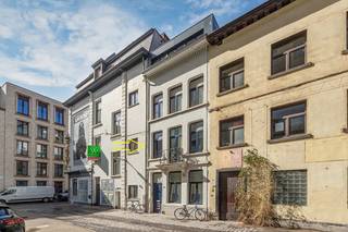 Gelegen op de eerste verdieping van een kleinschalige residentie (slechts 4 units) en recht tegenover de AP Hogeschool, bevindt zich dit...