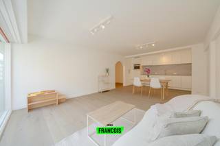 Ontdek dit prachtig volledig gerenoveerde appartement, gelegen in de Jules Peurquaetstraat te Oostende. Dankzij de centrale ligging geniet u hier...