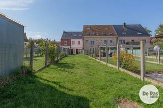 EERSTE BEZOEKDAG ZATERDAG 12 SEPTEMBER VAN 10u TOT 14u (ENKEL OP AFSPRAAK !)<br /><br />AALST - Op zoek naar een perfect instapklare woning waar comfort, energiezuinigheid en een rustige ligging samenkomen? Dan is deze prachtig gerenoveerde woning aan de stadsrand van Aalst absoluut het ontdekken waard.<br /><br />Gelegen in een rustige, doodlopende straat en met een mooi uitzicht over de velden, geniet je hier van de nodige privacy en rust, terwijl scholen, winkels, openbaar vervoer, het ziekenhuis en belangrijke invalswegen vlot bereikbaar zijn.<br /><br />De woning werd met veel zorg gerenoveerd en afgewerkt met kwalitatieve materialen. Met een EPC van slechts 69 kWh/m² is ze bijzonder energiezuinig. Er werd onder meer geïnvesteerd in muurisolatie, vloerisolatie, ventilatie,10 zonnepanelen, laadpaal en een volledig vernieuwd en geïsoleerd dak. Daarnaast beschikt de woning over dubbele beglazing, centrale verwarming op aardgas en een conforme elektrische installatie.<br /><br />Op het gelijkvloers kom je binnen via een aparte inkomhal met aansluitend een praktische bergruimte en een apart toilet. De gezellige leefruimte vormt het hart van de woning en sluit mooi aan op de volledig geïnstalleerde leefkeuken. Via de keuken bereik je de praktische veranda, die een aangename verbinding vormt met de tuin.<br /><br />De eerste verdieping beschikt over een ruime slaapkamer met extra dressingruimte, een ruime overloop, een apart toilet en een stijlvolle badkamer met badkamermeubel, douche en vrijstaand bad.<br /><br />Op de tweede verdieping bevindt zich nog een ruime tweede slaapkamer, aangevuld met een technische bergruimte.<br /><br />Achteraan geniet je bovendien van een leuke tuin met vrij uitzicht over de velden, een heerlijke plek om tot rust te komen.<br /><br />Kortom: een zorgvuldig gerenoveerde, energiezuinige en instapklare woning op een rustige locatie, zonder grote zorgen en met alle hedendaags comfort binnen handbereik.<br /><br />Interesse? Wacht dan niet te lang en maak vandaag nog een afspraak voor een bezoek! Voor meer informatie of een bezoek: 053 60 65 60<br /><br />De vermelde prijs is een richtprijs. Na ontvangst van de biedingen beslist de verkoper vrij of hij al dan niet tot verkoop overgaat en aan welk bod. De richtprijs is niet bindend.