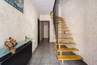 Deze ruime bel-etagewoning ligt in Deuzeld, een rustige en residentiële wijk in Schoten. Parken, scholen, winkels, horeca, sport en openbaar vervoer vind je vlakbij, terwijl je ook vlot aansluiting hebt met de omliggende gemeenten en invalswegen.<br /><br />Op het gelijkvloers ontdek je meteen een van de grote troeven: een royale polyvalente ruimte met heel wat mogelijkheden. Denk aan een kantoor, extra slaapkamer of studio. Voorzieningen voor een tweede badkamer en kitchenette zijn al aanwezig. Vanuit deze ruimte stap je rechtstreeks de groene, oostelijk georiënteerde tuin in.<br /><br />Op de eerste verdieping komt het dagelijkse leven samen. Grote ramen zorgen voor veel licht in de leef- en eetkamer, terwijl de keuken via een schuifraam rechtstreeks aansluit op het terras, met handige trap voor toegang tot de tuin. <br /><br />Een verdieping hoger zijn er drie slaapkamers en een badkamer met douche en dubbele wastafel. Vanuit de hoofdslaapkamer brengt een vaste trap je naar de afgewerkte zolderverdieping: opnieuw extra ruimte die je helemaal naar eigen wens kunt invullen. Een tweede zolderruimte zorgt voor praktische bergruimte.<br /><br />Een huis met veel plaats, verrassend veel mogelijkheden en vooral de vrijheid om mee te groeien met jouw verhaal.