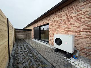 De woning werd recent gebouwd met aandacht voor de HEDENDAAGSE ENERGIENORMEN en het gebruik van kwaliteitsvolle materialen. Dankzij de warmtepomp...