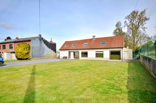 Nabij de Hotond treffen we deze gezellige woning! Uitstekend gelegen met in de nabijheid gewestweg N60 en een vlotte bereikbaarheid naar Ronse, waar alle nodige voorzieningen aanwezig zijn. Geniet van de ruime tuin met prachtig zicht.<br /><br />De <strong>indeling </strong>van de woning gaat als volgt: inkomhal, apart toilet, eetkamer, ruime leefruimte, keuken, wasplaats, nachthall, badkamer en een slaapkamer. Op de bovenverdieping is een ruime overloop met 2 slaapkamers waarvan 1 met ideale ruimte voor een dressing. Verder is er nog een praktische ruimte met zolderkamer, kelder, berging en garage aanwezig. Op het ruime terras geniet u van een prachtig zicht op de omliggende landerij.<br /><br />Meer info? Contacteer Kyamo: 0479 06 13 71 of kyamo@immoroman.be