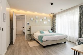De Veurnse Slaper is een gloednieuwe 4-sterren B & B in het centrum van Veurne op 150 meter van de grote markt. Keuze uit 7 mooie, ruime kamers met alle mogelijke comfort. Deze perfecte ligging zorgt voor een ideale uitvalsbasis voor het uitbaten van deze goed onderhouden B&B.Geniet van het prachtige Veurne met zijn historische markt en culinaire adresjes , of verken de omstreken. Prachtige fietsstreek, op een boogscheut van de golf van Koksijde, slechts enkele kilometers van de Noordzee .De B&B beschikt over 7 slaapkamers die zeer smaakvol en luxueus afgewerkt zijn.Hiervoor is er ruim voldoende parkeerplaats voorzien (4 staanplaatsen) en 2 garages.Op het gelijkvloers bevindt zich de gemeenschappelijke keuken en tuin.Bovendien is er voldoende privéruimte voor de eigenaars. De woning heeft een living, geïnstalleerde keuken, 3 slaapkamers, badkamer en terras.De B&B is door zijn ligging ook zeer geliefd bij bedrijven.Overnameprijs: € 180.000,00Aarzel zeker niet ons te contacteren indien dit bedrijfsvastgoed bestaande uit een B&B met woning over te nemen in Veurne u mogelijks kan interesseren.