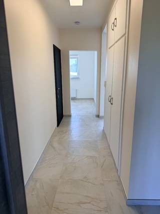 Direct beschikbaar: volledig nieuw gerenoveerd appartement van 85 m² te huur op Kaarenveldstraat 10 in Opwijk, op wandelafstand van het centrum.
Het appartement beschikt over 2 slaapkamers, een garagebox en een kelder. Er wordt een waarborg van 3 maanden gevraagd. Het is mooi afgewerkt, ruim en instapklaar.
Gelegen op een aangename locatie en voorzien van alle nodige comfort. Voor meer info of een afspraak, contacteer: +32 48 73 90606.
