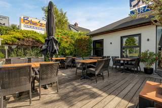 Op een commerciële toplocatie langs de Mechelsesteenweg in Hove vind je dit ruime en instapklare handelspand. Dankzij de goede zichtbaarheid en de vlotte verbinding met Hove, Kontich, Edegem en Mortsel is dit een ideale uitvalsbasis voor wie op zoek is naar een goed bereikbare locatie mét ruimte.<br /><br />Het pand is volledig gelijkvloers en beschikt over een ruime, verzorgde inrichting die meteen klaar is voor gebruik. De royale oppervlakte biedt heel wat mogelijkheden om de ruimtes eventueel verder in te delen. De lichtrijke veranda zorgt voor een aangename extra ruimte en brengt veel natuurlijk licht binnen.<br /><br />Aan de voorzijde bevindt zich een ruim terras dat het pand een verzorgde uitstraling geeft en extra mogelijkheden creëert. De combinatie van de ruime indeling, de goede ligging en de instapklare staat maakt van dit pand een interessante opportuniteit voor wie op zoek is naar een professionele locatie met veel mogelijkheden.<br /><br />Troeven:<br />- Ruim en verzorgd handelspand<br />- Commerciële ligging met uitstekende zichtbaarheid<br />- Vlot bereikbaar vanuit Hove, Kontich, Edegem en Mortsel<br />- Volledig gelijkvloers<br />- Ruime, lichtrijke veranda<br />- Terras aan de voorzijde<br />- Geschikt voor diverse commerciële en professionele activiteiten<br /><br />Een interessante opportuniteit voor ondernemers die op zoek zijn naar een ruim en praktisch ingericht handelspand met sterke visibiliteit en directe gebruiksmogelijkheden - must visit!<br /><br />Contacteer ons via jarno@groepvanhaute.be of 0492 83 88 19.