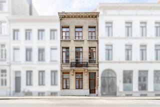 <p>Karaktervolle woning in Antwerpen, centraal gelegen nabij het Stadspark, winkels en openbaar vervoer.</p>
<p> </p>
<p>Deze ruime stadswoning in de Van Noortstraat combineert een rustige woonomgeving met een uitstekende centrale ligging in Antwerpen. Dankzij de nabijheid van Antwerpen-Centraal, tramverbindingen en diverse voorzieningen bereik je vlot zowel het stadscentrum als andere delen van de stad. De woning beschikt over maar liefst acht slaapkamers, wat tal van mogelijkheden biedt voor grote gezinnen, co-housing of wie extra ruimte zoekt. Ook het Stadspark, Theaterplein, winkels en horeca bevinden zich op korte afstand. De gezellige tuin van 36 m² vormt bovendien een aangename buitenruimte midden in de stad.</p>
<p> </p>
<p>Belangrijkste ruimtes:<br />• Inkomhal met toegang tot de verschillende leefruimtes<br />• Woonkamer met aangename leefruimte en veel potentieel<br />• Eetkamer aansluitend op de keuken<br />• Keuken uitgerust met enkele spoelbak, elektrische kookplaat, dampkap en elektrische oven<br />• 8 slaapkamers met diverse indelingsmogelijkheden<br />• Badkamer met douche en dubbele wastafel<br />• Kelder voor extra opslagruimte<br />• Tuin van 36 m² als rustige buitenruimte in de stad</p>
<p> </p>
<p>Troeven:<br />• Centrale ligging nabij Antwerpen-Centraal, openbaar vervoer en belangrijke invalswegen<br />• Rustige woonstraat op wandelafstand van Stadspark, Theaterplein en winkels<br />• Ruime woning met 8 slaapkamers en stadstuin</p>
<p> </p>
<p>Neem vandaag nog contact op voor meer informatie of een bezoek.</p>
<p> </p>
<p>JOUW DROOMHUIS. ZO GEVONDEN!</p>
