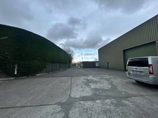 <strong>Wervik - Loods met een oppervlakte van 405 m² te huur.</strong><br /><br />+ Sectionale automatische poort<br />+ Geïsoleerd<br />+ Gepolierde beton<br />+ 5 parkeerplaatsen<br />+ drijfkracht aanwezig<br /><br /><em>Huurprijs = 1800 euro + 1/12 onroerende voorheffing</em>