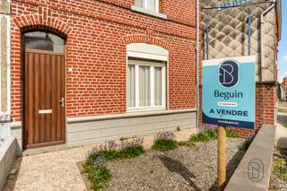 Idéalement située au centre du paisible village de Rumes, cette maison mitoyenne à rafraîchir pouvant être idéale pour un investissement ou un 1er achat se compose comme suit ; <br /><br />Au rez-de-chaussée : Un hall d'entrée avec WC séparé amenant sur un séjour en deux parties (Salon / salle à manger), une cave saine, une cuisine équipée offrant un accès vers l'extérieur composé d'une grande cour pouvant être revue en jardin, une remise, un atelier.<br /><br />Au 1er étage : Deux chambres à coucher et une salle de bains.<br /><br />TECHNIQUES : Chauffage électrique par accumulation, tout à l'égout, châssis DV partiel, persiennes, PEB G, RC 260€