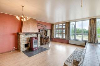 Woning te koop in Booitshoeke, gelegen in de Pastoor Henri Scherpereelstraat 2A. Deze karaktervolle woning is ondergebracht in een voormalig schooltje en combineert een ruime indeling met een authentiek karakter. Deze te renoveren woning beschikt over bijzonder veel ruimte en biedt een prachtig open zicht op de velden. <br /><br />Indeling:<br />- inkom<br />- lichtrijke leefruimte met open zicht op de velden<br />- keuken met aansluitend veranda<br />- berging<br />- slaapkamer 1<br />- slaapkamer 2<br />- slaapkamer 3<br />- badkamer met ligbad, toilet en lavabo<br /><br />De woning beschikt bovendien over een ruime eerste verdieping (130m²) geschikt voor 3 à 4 slaapkamers.<br /><br />Troeven:<br />- recente dakrenovatie (2024)<br />- ramen vernieuwd in 2012<br />- rustige ligging, doch niet ver van Veurne<br />- veel ruimte<br />- open zichten<br /><br />Bent u op zoek naar een ruime woning met open zicht op een rustige ligging? Aarzel niet ons te contacteren!<br /><br />Bestuursmaatregelen in het maatregelenregister: nee