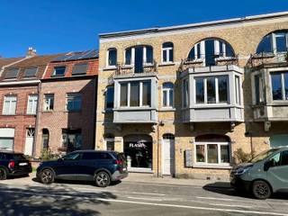 <p><strong>Wonen, ondernemen én investeren op één interessante locatie in Brugge.</strong></p>
<p>Op een vlot bereikbare locatie in de <strong>Baron Ruzettelaan 75</strong> vinden we deze veelzijdige eigendom, bestaande uit een <strong>handelsruimte op het gelijkvloers</strong> en een <strong>aangename duplexwoning met 2 slaapkamers erboven </strong>(aparte toegang voorzien).</p>
<p>De handelsruimte is momenteel verhuurd wat zorgt voor een onmiddellijke huuropbrengst. De combinatie van de handelsruimte met de bovenliggende woning biedt heel wat <strong>mogelijkheden op lange termijn</strong>.</p>
<p>Indeling: handelszaak, met apart toilet, tussenruimte en achteraan een aparte kamer/berging met toegang naar een buitenterras (buitenberging aanwezig). De duplexwoning beschikt over een aparte ingang, ruime woonkamer, aparte keuken, apart toilet, <strong>2 slaapkamers, een ruime badkamer met technische berging, en een aangenaam terras aan de achterzijde</strong>.</p>
<p><strong>Een interessante opportuniteit voor een investeerder</strong> die wonen en verhuur wil combineren: de handelsruimte is reeds verhuurd en ook de woning kan afzonderlijk verhuurd worden.</p>
<p>Maar evengoed is dit een ideale eigendom voor wie <strong>zelf in Brugge wil wonen en tegelijk een deel van de eigendom wil verhuren</strong>. Zo kan de handelsruimte een extra inkomstenbron vormen terwijl u zelf boven woont.</p>
<p>Ook voor zelfstandigen of ondernemers die <strong>wonen en werken willen combineren</strong> kan dit een bijzonder praktische oplossing zijn.</p>
<p><strong>Een eigendom met mogelijkheden en flexibiliteit, zowel voor de particuliere koper als voor de investeerder.</strong></p>
<p>Interesse om de mogelijkheden van deze eigendom te ontdekken? <strong>Contacteer ons voor meer informatie of een bezoek ter plaatse via info@bonnevastgoed.be of via 050/73.73.73. </strong></p>