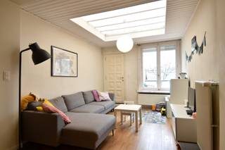 Deze charmante stadswoning is gelegen in het hart van Kortrijk, op wandelafstand van winkels, horeca, openbaar vervoer en het bruisende stadsleven.<br />Dankzij de centrale ligging geniet u hier van een leuke, levendige omgeving met alle voorzieningen binnen handbereik.<br /><br />Indeling als volgt:<br />Het gelijkvloers (48,5 m²) kan gebruikt worden als garage bij de woning of is afzonderlijk te gebruiken als opslagplaats. Deze ruimte is ideaal voor het stallen van fietsen en bakfietsen, het uitoefenen van een hobby of eventueel als atelier of werkruimte. Hier treffen we ook de geïntegreerde wasplaats.<br /><br />Via de trap bereikt u het leefgedeelte; een gezellige leefruimte bestaande uit eetplaats en zithoek. Aanpalend is er een volledig uitgeruste keuken.<br />Handige douchekamer met toilet maakte deze verdieping compleet.<br /><br />Een verdieping hoger vindt u de eerste slaapkamer, een badkamer uitgerust met een ligbad (en douchemogelijkheid), een lavabo en een tweede toilet.<br />Ruime nachthal met extra opbergmogelijkheden.<br /><br />De zolderverdieping, bereikbaar via een vaste trap, beschikt over voldoende ruimte (26m²) tot inrichten 2 extra kamers.<br /><br />Geen tuinonderhoud, wél een aangenaam terras waar u in alle rust kan genieten van de namiddag- en avondzon.<br /><br />Deze stadswoning combineert ruimte, functionaliteit en een topligging in het centrum van Kortrijk, en is ideaal voor wie comfortabel wil wonen in een leuke en dynamische omgeving!<br /><br />EXTRA TROEVEN: dubbele beglazing, centrale verwarming op aardgas, kelder aanwezig, ...<br /><br />Onze ref. DEV5052