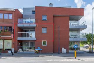 Instapklaar appartement gelegen in het centrum van Diepenbeek, Dr.J.Grouwelsstraat 1 bus 11.<br />Uitermate praktische locatie met alle dagelijkse voorzieningen op wandelafstand. De autosnelweg is vlot bereikbaar op 4km.<br /><br />Dit appartement gelegen op de eerste verdieping van Residentie Saint-Paul biedt een woonoppervlakte van 107mm². In de kelderverdieping beschik je over een autostaanplaats en een kelderberging. Het overdekte terras aan de voorzijde biedt een mooi en rustig groen uitzicht.<br />Het appartement is ruim ingedeeld en geniet een zeer kwalitatieve afwerking. Elke ruimte is voorzien van vloerverwarming.<br /><br />De inkomhal beschikt over een stijlvolle aangebouwde vestiaire en een gastentoilet. Via de ruime living is er toegang tot een overdekt terras. Hier geniet je van een mooi groen uitzicht. De naastgelegen ruime keuken is voorzien van alle hedendaagse kooktoestellen zoals inductiekookvuur, dampkap, koelkast, afwasmachine, multifunctionele oven en dubbel wasbekken. Aansluitend tref je een handige berging/wasplaats.<br />Het nachtgedeelte bevindt zich aan de achterzijde. De 2 slaapkamers zijn afgewerkt met een keramisch parket. De badkamer is ingericht met een ligbad een douche en een ruime lavabo.<br /><br />Enkele van de vele pluspunten van dit appartement zijn:<br />- Gelegen in het centrum van Diepenbeek met alle faciliteiten op wandelafstand.<br />- Residentie in stijlvolle architectuur.<br />- Ruime indeling met woonoppervlakte van 107m².<br />- Overdekt terras aan de voorzijde biedt een mooi groen uitzicht.<br />- Kwalitatieve afwerking.<br />- Badkamer met ligbad en douche.<br />- Vloerverwarming aanwezig in elke ruimte.<br />- Volledig instapklaar voorzien van raamdecoratie en verlichtigsarmaturen.<br />- Lift aanwezig.<br /><br />Wens je dit appartement te bezichtigen, neem dan contact op met Valère Vangeel op 0472 32 34 24 of mail valere@vestio.com.<br /><br /><br /> 