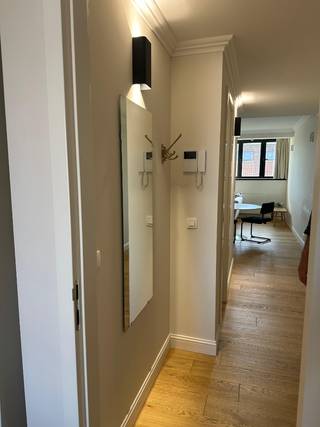 <strong>--- NOUVEAU --- Ce charmant appartement meublé d’environ 45 m² combine parfaitement confort et fonctionnalité.</strong><br /><br />📍 Quartier du Châtelain – Niché dans une rue paisible, à proximité immédiate des commerces, transports en commun et espaces verts.<br /><br />🏡 Situé au 4ᵉ étage d’un petit immeuble sans ascenseur, le bien s’ouvre sur un hall d’entrée menant vers un séjour lumineux avec espace salon et salle à manger. La cuisine ouverte entièrement équipée s’intègre harmonieusement à l’espace de vie.<br />La chambre à coucher est située à l’arrière du bâtiment. L’appartement comprend en outre une salle de douche avec toilette et machine à laver.<br /><br /><strong>Disponible à partir du 01/07/2026.<br />PEB : label E (248kWhEP/(m².an))<br />Loyer : 1.350 €/mois + 200 €/mois (charges : parties communes, chauffage, TV et internet).</strong><br />🔒 Atouts: porte sécurisée – petit immeuble – appartement entièrement meublé – situation recherchée dans le quartier du Châtelain.<br /><br />✨ Une opportunité à découvrir rapidement ! <br /><br />--- <br /><br /><strong>--- NIEUW --- Dit charmante, gemeubelde appartement van ongeveer 45 m² biedt een ideale combinatie van comfort en functionaliteit.</strong><br /><br />📍 Châtelain – Gelegen in een rustige straat, op wandelafstand van winkels, openbaar vervoer en groene ruimtes.<br /><br />🏡 Het appartement bevindt zich op de 4e verdieping van een klein gebouw zonder lift en bestaat uit een inkomhal die leidt naar een lichtrijke leefruimte met salon en de eetplaats. De volledig uitgeruste open keuken sluit naadloos aan op de leefruimte.<br />De slaapkamer is rustig gelegen aan de achterzijde van het gebouw. Verder is er een douchekamer met toilet en wasmachine.<br /><br /><strong>Beschikbaar vanaf 01/07/2026.<br />EPC: E-label (248kWhEP/(m².an))<br />Huurprijs = €1.350/mnd + €200/maand (kosten GD, verwarming, tv en internet)</strong><br />🔒 Troeven: veiligheidsdeur – klein gebouw – volledig gemeubeld – gegeerde ligging in de Châtelainwijk.<br /><br />✨ Zeker een bezoek waard!<br />