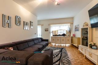 Dit appartement is bijzonder centraal gelegen in het stadscentrum van Eeklo. Het appartement heeft een eigen inkomhal en beschikt over geen algemene delen. Binnenin vinden we maar liefst 148m², verdeeld over 3 verdiepingen, wat uitzonderlijk groot is voor een appartement. Daarnaast beschikt het over zowel een terras op de eerste verdieping als de tweede verdieping.<br /><br />Op heden is het appartement verhuurd met een klassieke huurovereenkomst die kan opgezegd worden met een opzeg van 6 maanden indien het voor eigen bewoning is. <br /><br />Renovatieverplichting is van toepassing.<br /><br />Indeling:<br />- inkomhal<br />- gastentoilet<br />- ruime woonkamer<br />- volledig ingerichte keuken<br />- terras <br />- nachthal<br />- 3 slaapkamers<br />- badkamer met ligbad, toilet en lavabo<br />- berging<br />- terras op de tweede verdieping<br /><br />Centrale verwarming met een condensateketel op aardgas. <br /><br />Kom het appartement ontdekken en vraag uw bezoek aan!<br />09/377 31 77 – vastgoed@aclea.be