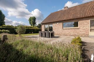 <strong>Hoogwaardig afgewerkte en rustig gelegen woning met o.a. 5 à 6 slaapkamers, legio opslagmogelijkheden (kelder, berging, riant bijgebouw, etc.) en uiterst gezellige zonnetuin met terras op zuidoosten. Het geheel ligt op een perceel van maar liefst 1.558m², rustig gelegen nabij natuuromgeving Miramar en gehucht Sluis; bovenop vlakbij centrum Mol, Dessel en Retie. De woning van bouwjaar 1976 is recent (tussen 2005 en 2020) volledig gerenoveerd en up-to-date gemaakt (totaalrenovatie: volledige binnenafwerking, HRglas, gasketel, gasketel, zonnepanelen, zonneboiler, etc.). De woning is zeer energiezuinig: zij beschikt over een C-label (212 kWh/m²/jaar).</strong><br /><br /><strong>De woning is volledig instapklaar, enorm ruim, levensloopbestendig door de 3 benedenslaapkamers en -badkamer en bovendien volledig onderkelderd (hoge stakelder voor hobbyruimte, opslag of zelfstandige activiteit en deels kruipkelder). Er is een riant bijgebouw aanwezig voor opslag of het stallen van voertuigen. Nabij scholen, openbaar vervoer en op wandelafstand van natuur rondom Miramar. Bovenop beschikt deze over een vlotte bereikbaar via de E34 (verbindingsweg Antwerpen-Eindhoven).</strong><br /><br /><em>Gelijkvloerse verdieping - leefvertrekken</em><br /><br />De inkomhal met vaste trap, op stijlvolle natuurstenen vloer, geeft toegang tot woonkamer en achterliggend de keuken en benedenslaapvertrekken. De woonkamer op kwaliteitsparket is ingedeeld in een riant zit- en eetgedeelte. Zij is enorm lichtrijk door de grote raampartijen en voorzien van een geluidssysteem (surround, hifi) en houthaard. De woonkamer in greige-tinten geniet verder van een rustgevende atmosfeer en is uiterst aangenaam opgedeeld. Er is bovenop ruimte voor dressoir, kasten en een bureaudeel, indien gewenst. <br /><br />Aansluitingen voor tv en geluid zijn feiloos weggewerkt in een wandsysteem.<br /><br />Het eetgedeelte - met toegang naar de keuken - geldt verder als centrale schakel tussen het binnen en buitengebeuren. De riante schuifraam maakt het eenvoudig om in de zomer het buitengebeuren tot in de leefruimte binnen te halen en daarmee ook toegang tot het zonneterras.<br /><br />De aansluitende keuken is volledig uitgerust; zij is voorzien van een vaatwasser, kookplaat, oven en legio inbouwkastruimte. Er is een ruime ontbijthoek op hoogte voorzien voor 5 personen. Vanuit de keuken is er zicht op het terras en de achtertuin en toegang tot de toilet en de opslagvleugel.<br /><br /><em>Verdiepingen 0 en 1 - slaapvertrekken</em><br /><br />De woning is levensloopbestendig. Op de gelijkvloerse verdieping zijn nl. 3 slaapkamers (waarvan 1 dienst doet als kantoor) gelegen en 1 grote badkamer. Deze badkamer is voorzien van een inloopdouche en een riant dubbel badkamermeubel. <br /><br />Boven zijn er bijkomend 2 slaapkamers waarvan 1 riante slaapkamer met inmaakkasten en 1 logeerkamer. In de gang is tevens inbouwkastruimte / opslag voorzien. Er is verder een riante polyvalente ruimte die eenvoudig omgevormd kan worden tot 2 extra slaapkamers, speelkamer, werkplaats, hobbyruimte, etc. Er is tevens een ruime zolderkamer.<br /><br /><em>Buitengebeuren en opslagmogelijkheden</em><br /><br />Beneden - in de noordvleugel van de woning - zijn de opslagvertrekken. Er is een aparte ruimte voorzien als wasplaats, een tuin-/fietsenkamer (volledige watersteen). Via deze ruimten heeft men ook toegang tot het kelderverdiep.<br /><br />De natuurtuin is privaat en uitstekend georiënteerd (zuidoosten). De tuin is organisch aangeplant met verschillende bomen, heggen en heesters (o.a. lavendel, hortensia's, etc.). Er is verder een garagebouw/bijgebouw aanwezig voor opslag. <br /><br /><span>Bijzonderheden:</span><br />- Goed onderhouden en stijlvol ingerichte woning<br />- Goede energiescore (label C - 212kWh/m²/jaar)<br />- Zonnepanelen, zonneboiler, HR-glas, goede isolatie<br />- Bew. opp. van maar liefst 342 m² (excl. zolder, kelder, garage)