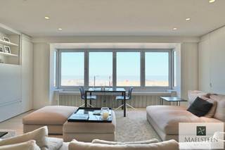 Uiterst luxueus appartement met een heerlijk frontaal zeezicht gelegen op het gekende Rubensplein in Knokke-Heist, een bruisende plek met veel...