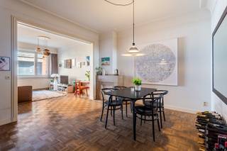 Bezoek dit charmant en karaktervol appartement met terras op zaterdag 13/12 tussen 10u en 12u. Op het bruisende Zuid vind je dit ruim charmante gelijkvloers appartement — een plek waar karakter en comfort mooi samenkomen. Bij het binnenkomen valt meteen het ruime leefgedeelte op, met plaats voor een gezellige zithoek én eetkamer. De parketvloer, originele schouw en karakteristieke elementen zorgen voor een warme en huiselijke sfeer. Aan de voorzijde ligt een extra kamer, ideaal als bureau, kinderkamer of logeerplek. Achteraan bevindt zich de grote keuken, praktisch ingericht en met rechtstreekse toegang tot een gezellig, groen terras — perfect om even te ontspannen in openlucht. De badkamer is uitgerust met een inloopdouche en wastafel. Tot slot is er een ruime slaapkamer met zicht op de buitenruimte. Kortom, een appartement met karakter, goede indeling en een toplocatie op het Zuid — ideaal voor wie houdt van het stadsleven met een vleugje charme. Epc: 234 kWh/m2, P-score: D, G-score: D, Stedenbouwkundige info in aanvraag