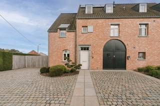 Meer info of een gratis waardebepaling van uw woning: jordi.broes@homixx.be of 016 199 340.<br />Volledige tekst: www.homixx.be<br /><br />Homixx Vastgoed stelt u deze recente, zéér hoogwaardig afgewerkte woning voor, gelegen op een perceel van 500 m² in het rustige Tremelo op de grens met Keerbergen. <br />Deze woning combineert moderne elegantie met energie-efficiëntie, wat resulteert in een indrukwekkende EPC-score A. <br />Dankzij de nieuwste technieken zoals een Daikin lucht-water warmtepomp, zonnepanelen, conform elektriciteitsattest, regenwaterput van 15.000 l aangesloten op wc's, wasmachine en buitenkraan bent u hier klaar voor de toekomst.<br />Bij het betreden van de woning valt direct de verfijnde afwerking op, met een volle parketvloer die door de ruimtes loopt en veel stijlvolle ingebouwde kasten die voor optimaal gebruiksgemak zorgen. <br />De royale eetplaats en lichtrijke living sluiten aan bij de goed geïnstalleerde keuken, allen met zicht op de tuin. <br />Praktisch: de aangrenzende berging/wasplaats/bijkeuken, de aanwezigheid van een ruime kruipkelder en afgewerkte bergzolder. <br />Met maar liefst zes slaapkamers (allen met UTP aansluiting), een moderne badkamer (bad en douche) en twee toiletten biedt dit pand een uitzonderlijk volume voor grote gezinnen of extra hobbyruimte.<br />Op vlak van veiligheid en technologie is deze woning een koploper: het domoticasysteem voor de verlichting en het geavanceerde alarmsysteem met camera’s (bedienbaar via app) bieden u een zorgeloos woongevoel. <br />De lichtarmaturen zijn mee inbegrepen (gordijnen optioneel).<br />Buiten geniet u op het aangename terras met zonneluifel van de prachtige omheinde tuin (incl robotmaaier). <br />Uw wagens parkeert u moeiteloos in de inpandige garage of op de vijf parkeerplaatsen buiten, waar tevens een laadpaal voor elektrische voertuigen is voorzien.<br />Er is ook een mogelijkheid tot de aankoop van 2 extra garages in de Mouterij te Haacht (Cores) aan 15K per garage.<br /><br />Een instapklare droomwoning waar luxe en duurzaamheid hand in hand gaan.