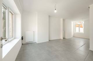 <u>Vraagprijs: 249.000 EUR</u><br /><br />✨ Bent u op zoek naar een instapklare woning met een moderne, hedendaagse uitstraling? Dan is deze prachtig gerenoveerde rijwoning in de Nieuwstraat 71 te Wevelgem precies wat u zoekt!<br /><br />📍 Topligging<br />Deze woning bevindt zich in een centrale en gegeerde buurt, op wandelafstand van winkels, scholen, openbaar vervoer en gezellige horecazaken. Dankzij de vlotte verbinding met de belangrijkste invalswegen geniet u bovendien van een uitstekende bereikbaarheid.<br /><br />🏠 Indeling<br />Bij het binnenkomen wordt u verwelkomd in een verzorgde inkomhal met gastentoilet.<br />🌟 De lichtrijke woonkamer sluit naadloos aan op de gezellige eetruimte en de moderne, volledig uitgeruste keuken. Vanuit de keuken heeft u toegang tot de onderhoudsvriendelijke binnenkoer, de ideale plek om te genieten van een ontbijt in de zon of een gezellige zomeravond.<br /><br />🛏️ Eerste verdieping<br />2 ruime slaapkamers<br />Stijlvolle badkamer met inloopdouche, toilet en modern lavabomeubel<br />Praktische wasplaats<br /><br />🛏️ Tweede verdieping<br />Royale derde slaapkamer<br />Tweede badkamer met douche en lavabo, ideaal als privé-suite of comfortabele gastenkamer.<br /><br />💎 Troeven van deze woning<br />✔️ Volledig gerenoveerd<br />✔️ Moderne en kwalitatieve afwerking<br />✔️ 3 volwaardige slaapkamers<br />✔️ 2 stijlvolle badkamers<br />✔️ Praktische wasplaats<br />✔️ Gezellige, onderhoudsvriendelijke binnenkoer<br />✔️ Centrale ligging nabij alle voorzieningen<br />✔️ Instapklaar – verhuizen zonder zorgen!<br /><br />❤️ Deze woning combineert hedendaags wooncomfort, een praktische indeling en een uitstekende ligging. De perfecte thuis voor gezinnen, jonge koppels of wie op zoek is naar een stijlvolle, instapklare woning.<br /><br />📞 Interesse? Contacteer <strong>Lukas +32 477 09 91 02 of mail lukas@vastgoedcanniere.be</strong> vandaag nog voor een bezoek en ontdek zelf de charme van deze prachtige woning!