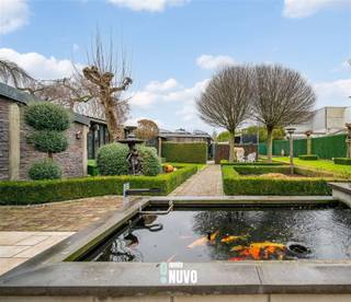 Unieke dorpswoning met bijhuis en prachtige tuin te Ternat  Vanuit de inkomhal met vestiaire stapt u de gezellige living binnen die aansluit op de...
