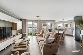 Wonen in het hart van de stad, zonder in te boeten aan ruimte of comfort? In de Steenstraat bevindt zich op de vierde verdieping van een jonge residentie dit modern en volledig instapklaar appartement van 105 m² met drie slaapkamers, een aangenaam terras en de mogelijkheid om een staanplaats te huren in hetzelfde gebouw. <br /><br />Via de verzorgde inkomhal wordt u verwelkomd in een doordacht ingedeeld appartement. Hier vindt u meteen een gastentoilet en een praktische berging met aansluiting voor wasmachine en droogkast. Verder opent de woonruimte zich tot een lichtrijke leefomgeving waar de gezellige zithoek, eetplaats en open keuken naadloos in elkaar overvloeien. Dankzij de grote raampartijen geniet u hier de hele dag van een aangename lichtinval. De keuken is uitgerust met alle hedendaagse comfort, ideaal om uitgebreid te koken of gezellig gasten te ontvangen.<br /><br />Vanuit de leefruimte stapt u rechtstreeks het terras op, een aangename buitenruimte waar u in alle rust kunt genieten van het mooie uitzicht en een ontspannen moment in de buitenlucht.<br /><br />Het slaapgedeelte is slim afgescheiden van de leefruimte en biedt alle privacy. Hier bevinden zich drie slaapkamers en een stijlvolle badkamer, uitgerust met een inloopdouche en wastafel. De combinatie van ruimte, kwalitatieve afwerking, energiezuinigheid en centrale ligging maakt dit appartement bijzonder geschikt voor gezinnen, koppels of wie op zoek is naar een comfortabele woonst in het centrum. Wenst u bovendien zorgeloos te parkeren? Dan is er de mogelijkheid om een staanplaats te huren in dezelfde residentie, een extra troef op deze centrale locatie.<br /><br />Ook op technisch vlak scoort dit appartement dus uitstekend. Dankzij het gunstige EPC-label A en de conforme elektrische keuring geniet u van een energiezuinige en zorgeloze woonst.<br /><br />Ontdekt u dit appartement te koop in de Steenstraat graag zelf? Vraag vandaag nog uw bezoek aan via Immo Francois. <br /><br />Denkt u eraan om uw woning in Blankenberge te verkopen? Neem vrijblijvend contact op met Iben van Immo Francois in Blankenberge voor een gratis schatting via iben@immofrancois.be.<br /><br />