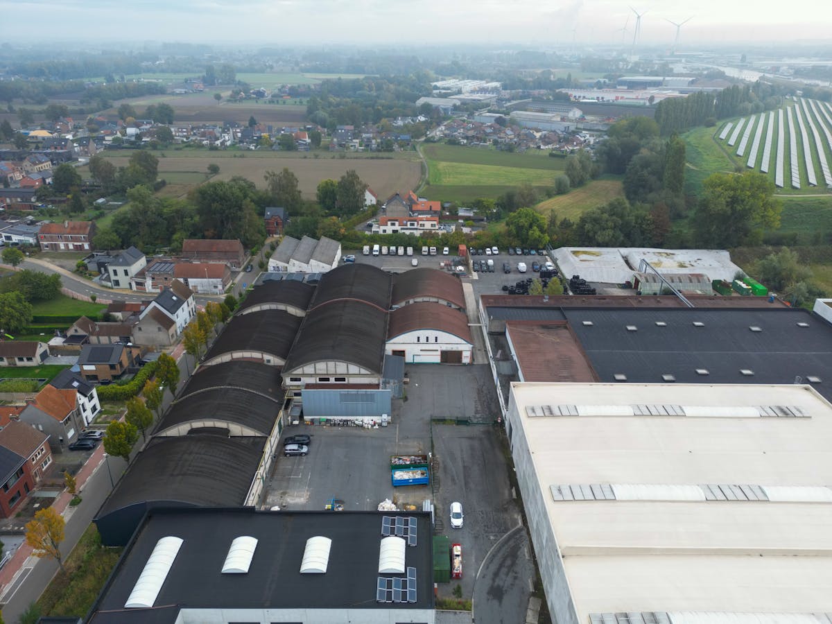 Industriële site gelegen op het kruispunt van R4 en N9 - foto 1