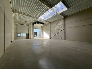 Deze nieuwbouw KMO-unit van ca. 216 m² maakt deel uit van het kwalitatieve Green Business Park te Kortessem, strategisch gelegen langs de Hasseltsesteenweg nabij Hasselt.De unit is geschikt voor opslag, productie of ambachtelijke activiteiten en biedt flexibele invullingsmogelijkheden volgens de noden van uw onderneming. Dankzij de moderne architectuur en duurzame uitvoering geniet u van een professionele en efficiënte werkomgeving.Bij de unit zijn 2 privatieve parkeerplaatsen inbegrepen, wat het comfort en de bereikbaarheid voor personeel en klanten verhoogt.De centrale ligging nabij Hasselt en de vlotte bereikbaarheid maken deze site bijzonder interessant voor ondernemers die zich op een goed ontsloten locatie willen vestigen.De oplevering wordt voorzien rond 1 augustus 2026 (onder voorbehoud).Interesse in deze KMO-unit? Contacteer ons vrijblijvend voor meer informatie of een bezoek ter plaatse.