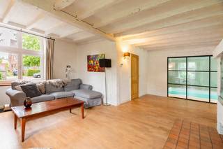 Cette charmante maison de style ferme offre une combinaison idéale de confort et de style. À votre arrivée, vous serez accueilli par un beau jardin...