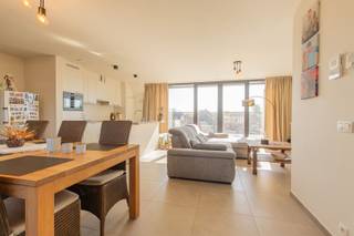 <p><span>Modern appartement met terras en staanplaats te Grembergen bij Dendermonde </span></p><p><span> </span></p><p><span>Dit appartement maakt deel uit van een kleinschalige residentie van 5 appartementen en bevindt zich op de tweede verdieping. Deze eigendom is centraal gelegen in Grembergen en bevindt zich op enkele minuten van openbaar vervoer, scholen en allerlei handelszaken. De grote markt van Dendermonde situeert zich op 2km. </span></p><p><span>Dankzij de centrale ligging en vlotte bereikbaarheid is dit appartement ideaal voor wie comfortabel en praktisch wil wonen.</span></p><p><span>Dit gezellig appartement werd gebouwd in het jaar </span><span>2021</span><span>. De woning heeft een bruikbare vloeroppervlakte van </span><span>111</span><span> </span><span>m². </span><span> </span></p><p><span> </span></p><p><span>Als Indeling</span><span>:</span><span> op de </span><span>tweede verdieping</span><span> bevindt zich een inkomhal, een moderne badkamer voorzien van inloopdouche en badkamermeubel, een apart toilet, 2 ruime slaapkamers, een ruime berging, een volledig uitgeruste open keuken en een lichtrijke leefruimte die uitgeeft op het zonnige terras. </span></p><p><span> </span></p><p><span>Bijhorende staanplaats dient verplicht aangekocht te worden aan </span><span>15.000,00 EUR. </span></p><p><span> </span></p><p><span>Momenteel is er geen syndicus aangesteld, bijgevolg zijn er dus ook geen syndicale kosten. </span></p><p><span> </span></p><p><span>De verwarming is voorzien op vloerverwarming via CV op aardgas met een hoogrendement condensatie ketel | elektriciteit volledig </span><span>CONFORM</span><span> volgens het </span><span>AREI </span><span>| ramen met dubbel </span><span>HR-glas</span><span> |</span><span> </span><span>deze woning heeft een mooi E-Peil van </span><span>19 </span><span>en een </span><span>LABEL A </span><span>waardoor u kan genieten van een uitzonderlijk laag energieverbruik | terras van </span><span>13,5m². </span></p><p><span> </span></p><p><span>Aankoop reeds mogelijk met 2 % registratierechten voor eigen bewoning of wie opzoek is naar een opbrengst eigendom met een netto huur </span><span>rendement van + 3,25%. </span><span>(mogelijke huurwaarde van 924,00 euro per maand).</span></p><p><span> </span></p><p><span>Voor meer info of een bezoek: </span><span><span>info@immotwins.be</span></span><span> - 052/55.55.55. </span></p><p><span> </span></p>