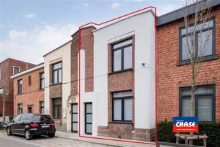 <p><span>WILRIJK - BIST | VOLLEDIG GERENOVEERDE RIJWONING MET DRIE SLAAPKAMERS, TWEE BADKAMERS EN TUIN | EPC B |</span></p><p><span>Indeling als volgt: gelijkvloers: inkom/traphal - slaapkamer vooraan - moderne badkamer met inloopdouche, lavabomeubel en hangtoilet - berging met condensatieketel en aansluiting wasmachine - lichtrijke woonkamer met open, geïnstalleerde keuken - mooie tuin met aangelegde terrassen.</span></p><p><span>Eerste verdieping: twee slaapkamers - tweede moderne badkamer met inloopdouche, lavabomeubel en hangtoilet. Elektriciteit conform het AREI en zonnepanelen. Asbestveilig.</span></p><p><span>Gelegen in een rustige woonwijk met in de onmiddellijke nabijheid winkels, scholen en openbaar vervoer.</span></p>