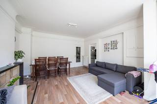 Ruim en lichtrijk appartement met 2 slaapkamers met terras in de Tentoonstellingswijk te Antwerpen.<br />Op de eerste verdieping van een verzorgd appartementsgebouw bevindt zich dit aangename appartement met een bewoonbare oppervlakte van 93 m². Dankzij de grote raampartijen geniet het appartement van veel natuurlijke lichtinval en een aangenaam ruimtegevoel.<br />De inkomhal met vestiaire verdeelt de dag- en nachtdelen van het appartement. De ruime leefruimte biedt een aangename leefomgeving en sluit aan op de keuken. Vanuit de keuken heeft u rechtstreeks toegang tot het terras aan de voorzijde van het gebouw.<br />Verder beschikt het appartement over twee ruime slaapkamers, een badkamer, een apart toilet en een praktische wasberging.<br />Daarnaast is er een privatieve kelderberging inbegrepen en kunnen bewoners gebruikmaken van een handige gemeenschappelijke fietsenstalling in het gebouw.<br />De woning geniet van een uitstekende ligging in de gegeerde Tentoonstellingswijk, vlakbij het groene Mastvestpark. Winkels, scholen, openbaar vervoer, belangrijke invalswegen en diverse recreatiemogelijkheden bevinden zich op korte afstand, wat zorgt voor een ideale combinatie van rustig wonen en vlotte bereikbaarheid.<br /><br />appartement 93m²<br />2 slaapkamers<br />gemeenschappelijke fietsenstalling<br />elektriciteit <strong>conform</strong><br />EPC: 209 kWh/m²jr - <strong>LABEL C</strong><br />verhuurd: 1.000,00 €/maand +100 vaste kost<br />verkoopprijs : <strong>279.000 euro</strong><br /><br />Voor meer informatie of een bezoek:<br />info@infinityrealestate.be | www.infinityrealestate.be | 03 325 69 44