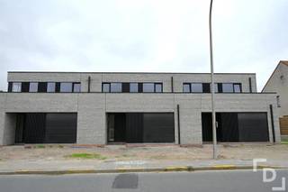 In de Briekestraat te Sint-Jan vinden we deze nieuwbouwwoning.De woning werd gebouwd met het oog op maximaal leefcomfort, energiezuinigheid en wonen op een toplocatie.Indeling:GLV: Inkomhal - lichtrijke leefruimte met open keuken - inpandige garage - technische ruimte/keukenberging - apart toilet V+1: Nachthal - 3 slaapkamers - badkamer voorzien van dubbele lavabo, ligbad en douche - apart toilet - bergruimteBuiten: Terras - tuin - autostaanplaatsExtra's:* E-peil: 30* Warmtepomp met vloerverwarming* Topligging: aan de ring van Ieper* Regenwaterput: 10.000 liter* De woning zal volledig afgewerkt verkocht worden* Mogelijkheid tot aankoop aan 6% BTWMaatregelenregister: in aanvraag