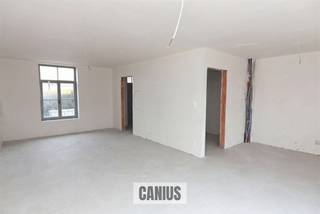 <p><span>NIEUWBOUWWONING MET 3 SLKS OP HET BEGIJNHOF</span></p><p><span>Aan de stadsrand van Sint-Truiden treffen wij op het Begijnhof vier unieke nieuwbouwwoningen aan. De locatie kunnen wij omschrijven als een uiterst rustige locatie met een rijke geschiedenis. Wij bevinden ons op wandelafstand van domein 't Speelhof, het stadspark, het bruisende stadscentrum van Sint-Truiden, diverse supermarkten, ... Ook openbaar vervoer en de belangrijke invalswegen richting Hasselt, Tienen en Gingelom bevinden zich nabij deze woningen.</span></p><p><span> </span></p><p><span>HISTORISCH KARAKTER MET DE LUXE VAN VANDAAG</span></p><p><span>Iedere woning beschikt over drie slaapkamers en zal hoogwaardig afgewerkt worden. Dit met oog voor duurzaamheid &amp; respect voor de historische omgeving. Zo kunnen toekomstige eigenaars genieten van zonnepanelen, vloerverwarming, regenwaterrecuperatie, … Dit alles zorgt ervoor dat men gedurende vijf jaar kan genieten van 50% vrijstelling op het kadastraal inkomen.</span></p><p><span> </span></p><p><span>GENIET VAN 6% BTW, nu ook voor INVESTEERDERS</span></p><p><span>Mogelijkheid tot aankoop aan het verlaagde btw-tarief van 6% in plaats van 21% btw. </span></p><p><span>Voorwaarden:  </span></p><p><span> </span></p><p><span>Eigen bewoning:</span></p><p><span>* Je koopt de woning persoonlijk aan, niet via een vennootschap</span></p><p><span>* Dit wordt je enige eigen woonst gedurende minstens 5 jaar.</span></p><p><span>* De bewoonbare oppervlakte bedraagt maximaal 175m²</span></p><p><span> </span></p><p><span>Investeerders: Ook investeerders genieten van 6% btw bij de aankoop van een onroerend goed als men deze langdurig (minstens 15 jaar) verhuurd aan particulieren. </span></p><p><span><br /></span><span>WONEN IN EEN UNIEKE SETTING WAAR VERLEDEN &amp; TOEKOMST ELKAAR ONTMOETEN</span><span><br />Nieuwsgierig naar dit knap nieuwbouwproject? Maak snel een afspraak of vraag maar informatie aan bij één van de medewerkers van Canius Real Estate. U kan ons bereiken op het nummer 011 74 12 36 of <span>info@canius.be</span></span><span>.</span></p><p><span> </span></p><p><span>*Deze gegevens zijn louter ter informatieve titel. De vermelde oppervlaktes zijn slechts indicatie. Canius Real Estate kan niet verantwoordelijk gesteld worden voor de juistheid van de aan haar verstrekte gegevens.</span></p><p><span> </span></p>