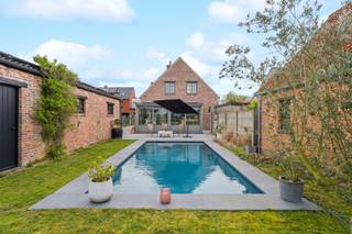 <p>Welkom in deze prachtige, volledig vernieuwde open bebouwing in de Schoolstraat 71 te Zele – een woning waar comfort, licht en kwaliteit naadloos samenkomen.</p><p></p><p>Deze instapklare woning werd met veel zorg en oog voor detail recent gerenoveerd en biedt alles wat je zoekt voor hedendaags wonen. De lichtrijke leefruimtes creëren meteen een aangenaam gevoel van openheid, terwijl de rustige ligging en het vrije zicht zorgen voor een unieke woonbeleving. De moderne, volledig uitgeruste keuken vormt het hart van de woning en sluit aan op de ruime leefruimte. Voordeel van een ruime berging vlakbij de keuken. Vanuit de keuken heb je directe toegang tot een tweede terras – ideaal voor een ontspannen ontbijt in de ochtendzon.</p><p></p><p>Buiten geniet je volop van het verwarmde zwembad (warmtepomp), perfect voor lange zomerdagen in alle privacy.</p><p>Binnen vind je drie volwaardige slaapkamers en een comfortabele badkamer met zowel ligbad als douche. De woning beschikt bovendien over twee toiletten, wat het praktisch comfort verhoogt. Verwarming gebeurt via centrale verwarming op gas en met een gunstig EPC-label C zit je ook op vlak van energie goed. De aanwezige zonnepanelen dragen extra bij aan een lagere energiefactuur.</p><p></p><p>Tot slot is er een ruime garage aanwezig en werd de woning doorheen de jaren met de grootste zorg onderhouden.</p><p></p><p>Kortom: een uitzonderlijk aanbod voor wie op zoek is naar een instapklare, lichtrijke woning met alle hedendaagse luxe, in een rustige omgeving.</p><p>Interesse? Neem snel contact op voor een bezoek en laat je verrassen!</p>