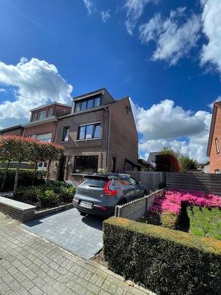 Huis staat in optie.<br /><br /><br />Instapklare halfopen bebouwing in een rustige, kindvriendelijke en gegeerde woonwijk, centrum Kontich.<br />Met 190m² bewoonbare oppervlakte en een perceel van 371m² biedt dit pand veel comfort en privacy.<br /><br />