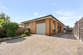 Ruime, rustig en topgelegen gelijkvloerse gezinswoning met garage en zonnige tuin. Zicht op groen!INDELING: inkomhal, apart gastentoilet, keuken met...