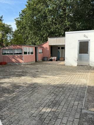 🏡 RENOVATIEPROJECT MET VEEL POTENTIEEL IN WUUSTWEZEL<br />Vraagprijs: €349.000<br />Op zoek naar een woning die u volledig naar eigen wensen kunt renoveren? Dan is dit pand in Wuustwezel zeker het bekijken waard.<br />Deze woning beschikt over maar liefst 1.200 m² grond en biedt momenteel 3 slaapkamers. De woning is volledig te renoveren, maar biedt daardoor net de mogelijkheid om er een prachtige, eigentijdse gezinswoning van te maken.<br />🌿 1.200 m² grond
🛏️ 3 slaapkamers
🛠️ Volledig te renoveren
🏡 Veel mogelijkheden voor een nieuwe indeling en moderne woning
💶 €349.000<br />⭐ Extra bijzondere mogelijkheid<br />Er is bovendien de mogelijkheid om een tweede woning aan te kopen.<br />Dit opent heel wat mogelijkheden voor bijvoorbeeld:<br />* 👨👩👧👦 co-housing met familie<br />* 🏠 samenwonen met ouders of kinderen<br />* 🤝 wonen met vrienden<br />* 🏡 een combinatie van wonen en investeren<br />Een eigendom met ruimte, mogelijkheden en toekomstperspectief, op een mooie grondoppervlakte in Wuustwezel.<br />Voor wie op zoek is naar een renovatieproject met potentieel én graag vooruit denkt, is dit een unieke kans.<br />📍 Wuustwezel
💰 €349.000
🌳 1.200 m² grond
🛏️ 3 slaapkamers<br />Interesse? Neem gerust contact op voor meer informatie of een bezoek
