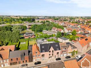 Deze ruime nieuwbouwappartement biedt een grote lichtrijke leefruimte met een uitgeruste keuken, 2 SLPKS en zongerichte terras<br />ONTDEK ONZE VASTGOEDVIDEO; https://youtube.com/embed/acObu4bpldQ<br />APPARTEMENT TE KOOP ONDER * 2% REGISTRATIERECHTEN <br />Indeling: <br />Inkom - lichtrijke leefruimte met een uitgeruste keuken waarbij alle toestellen van SIEMENS zijn - terras (27,5m²) - berging - badkamer met dubbel wastafel, ligbad en inloopdouche - toilet - 2de berging en 2 slaapkamers (17,3m² - 14,8m²) - 3de berging <br />Extra: 5 zonnepanelen per appartement - vloerverwarming - conform aan de normen van 2050 - fietsenberging + vuilnisberging aanwezig per appartement - lift aanwezig - optioneel om een autostaanplaats bij te kopen<br />*indien u aan de voorwaarden voldoet