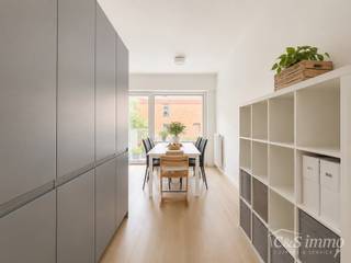 Ontdek dit prachtig afgewerkte nieuwbouwappartement (2017), gelegen in de gegeerde residentie Kaai 37 aan het Kempisch Dok. Dankzij de uitstekende ligging en de gunstige energiescore (A) geniet u hier van comfortabel en energiezuinig wonen.<br /><br />Via de ruime inkomhal met gastentoilet betreedt u de lichtrijke leefruimte, afgewerkt met kwalitatief parket. De slimme indeling zorgt voor een aangename combinatie van zit- en eetruimte, aansluitend op de volledig uitgeruste open keuken met voldoende opbergruimte en een praktische berging.<br />Vanuit de keuken heeft u directe toegang tot het zonnige terras, waar u kan genieten van een zijdelings zicht op het dok.<br /><br />Met een bewoonbare oppervlakte van 70 m² biedt dit stijlvolle éénslaapkamerappartement de perfecte mix van comfort, modern woonplezier en natuurlijke lichtinval.<br />De maandelijkse kosten bedragen €150 en omvatten het privatief verbruik van gas, evenals het onderhoud en de elektriciteit van de gemeenschappelijke delen. Daarnaast beschikt het gebouw over een beveiligde fietsenstalling en een privatieve kelderberging. Beschikbaar vanaf 1 september