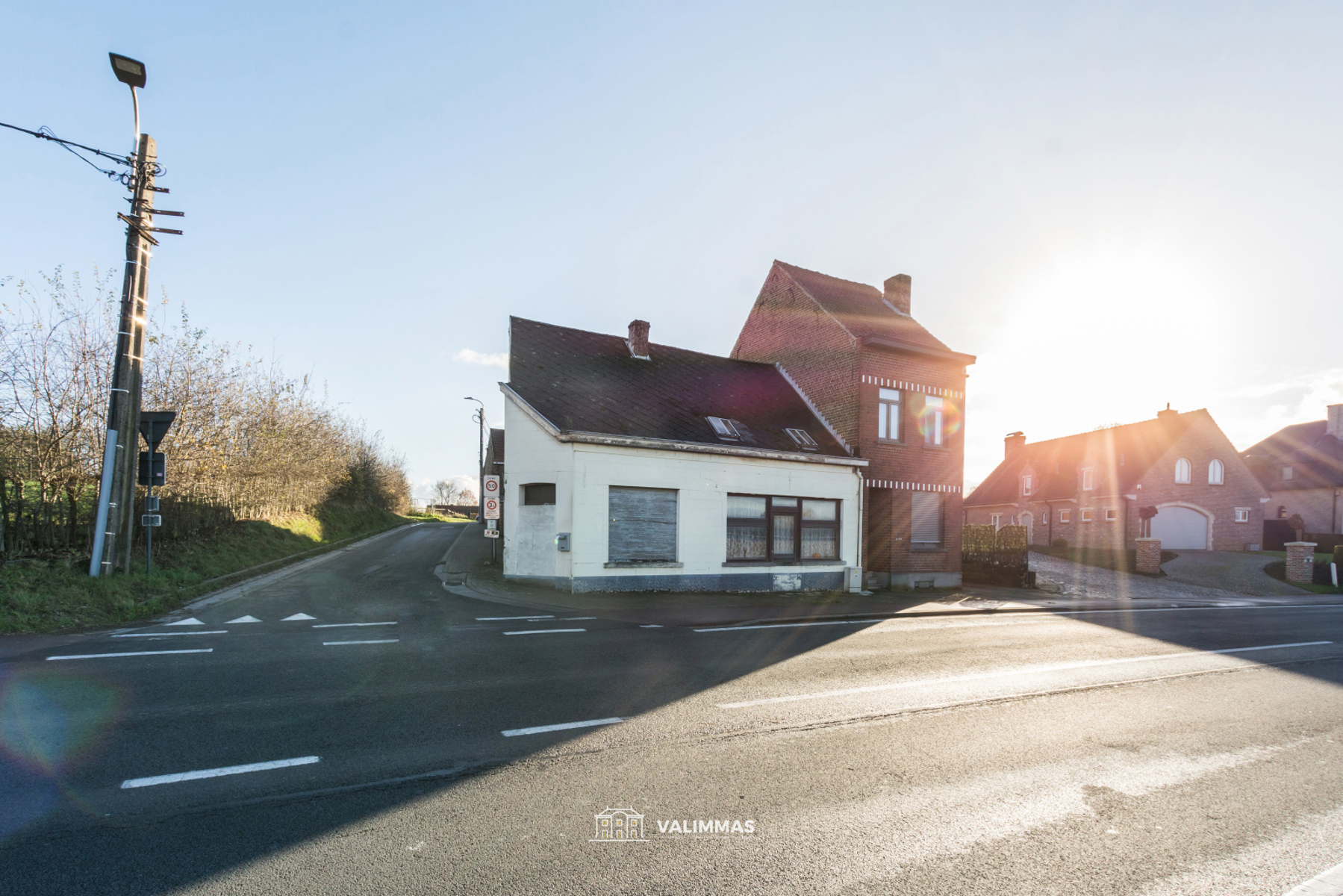 Te renoveren hoekwoning met koer en garage... - foto 2