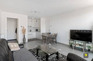 <p><span> </span></p><p><span>Modern 1 slaapkamer appartement in residentie Parkhof te Mortsel</span></p><p><span> </span></p><p><span>Dit moderne en goed onderhouden appartement is ideaal gelegen in het levendige Mortsel, op korte afstand van openbaar vervoer, diverse winkels en het groene Fort4, een prachtige plek voor ontspanning en wandelingen. </span></p><p><span>De locatie biedt een perfecte combinatie van stadse gemakken en rustgevende natuur, waardoor dit appartement een uitstekende keuze is voor wie op zoek is naar comfort en bereikbaarheid. </span></p><p><span> </span></p><p><span>Leefruimte &amp; keuken (26m²):</span></p><p><span>Bij binnenkomst in de inkomhal komt u direct in de lichte en ruime leefruimte, die naadloos overgaat in de open keuken. De keuken is praktisch ingericht en biedt voldoende opbergruimte om al uw keukengerei netjes op te bergen. </span></p><p><span>Daarnaast is de keuken uitgerust met moderne apparatuur, waaronder een keramische kookplaat met dampkap, een oven en een vaatwasser, zodat u alles in huis heeft voor zowel dagelijks gebruik als culinair avontuur. </span></p><p><span> </span></p><p><span>Slaapkamers, badkamers, toilet &amp; wasruimte:</span></p><p><span>Het appartement beschikt over een comfortabele slaapkamer, die dankzij het grote raam veel natuurlijk licht ontvangt, waardoor de ruimte extra uitnodigend aanvoelt. </span></p><p><span>De badkamer is stijlvol en praktisch ingericht, met een ruime inloop douche en een zwevend lavabo meubel met spiegel. Voor extra gemak is er ook een apart (gasten)toilet aanwezig. </span></p><p><span> </span></p><p><span>Kelder &amp; autostaanplaats:</span></p><p><span>Bovendien is het appartement voorzien van een bergingruimte in het appartement en ook met een kelder</span></p><p><span>Parkeren doet u in de ondergrondse parking (exclusief )</span></p><p><span> </span></p><p><span>Extra troeven:</span></p><p><span>- Dubbele beglazing voor extra geluidsisolatie en energie-efficiëntie</span></p><p><span>- Mooi afgewerkte tegelvloer die zorgt voor een strakke en moderne uitstraling</span></p><p><span>- Lift in het gebouw voor extra comfort</span></p><p><span>- Aangrenzende parktuin waar u kunt genieten van de natuur en frisse lucht</span></p><p><span> </span></p><p><span>Momenteel is het appartement nog verhuurd door een zeer stabiele huurder. </span></p><p><span> </span></p><p><span>Met zijn ideale ligging, moderne afwerking en uitstekende voorzieningen biedt dit appartement alles wat u nodig heeft voor comfortabel wonen in Mortsel. </span></p><p><span>Maak snel een afspraak voor een bezichtiging!</span></p>