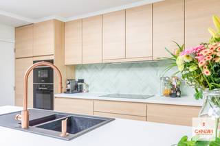 In een rustige straat in Mariakerke bevindt zich deze <strong>volledig gerenoveerde woning</strong>, waar hedendaags wooncomfort en een uitstekende ligging hand in hand gaan. Dankzij het gunstige <strong>EPC-label A</strong> geniet u van een energiezuinige woning met lage energiekosten en een hoog wooncomfort. De woning is gelegen in de gegeerde Zandloperstraat, op wandel- en fietsafstand van de <strong>prachtige Bourgoyen-Ossemeersen</strong>. Dit unieke natuurgebied biedt tal van wandel- en fietsmogelijkheden en vormt een groene oase vlak bij de stad. Bovendien bevinden winkels, scholen, openbaar vervoer en belangrijke invalswegen zich in de onmiddellijke omgeving.<br /><br />Bij het betreden van de woning komt u terecht in een inkomhal met aansluitend een <strong>bureau</strong>, ideaal voor thuiswerk. Vervolgens komt u terecht in een<strong> lichtrijke leefruimte met open keuken</strong> die het hart van de woning vormt en in directe verbinding staat met de <strong>zonnige, zuidgerichte tuin</strong>. Dankzij de grote raampartijen vloeien binnen- en buitenruimte naadloos in elkaar over, wat zorgt voor een aangenaam ruimtegevoel en een maximale lichtinval gedurende de hele dag. Verder vindt u op het gelijkvloers een gastentoilet, een praktische berging en de toegang naar een handige kelder. Op de eerste verdieping bevinden zich <strong>twee volwaardige slaapkamers</strong> en een praktische badkamer. De tweede verdieping biedt plaats aan een <strong>ruime derde slaapkamer</strong>. Dankzij de <strong>private oprit</strong> voor de woning beschikt u steeds over een eigen parkeerplaats, waardoor u comfortabel en zorgeloos thuiskomt.<br /><br />Deze smaakvol gerenoveerde woning is de ideale keuze voor wie op zoek is naar een instapklare, energiezuinige thuis op een uitstekende locatie nabij groen én stad.<br />Interesse? Contacteer Laura via <strong>laura@convas.be </strong>voor een bezoek en ontdek zelf alle troeven van deze prachtige woning. 