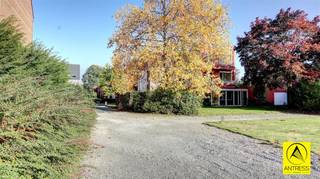 Ideaal gelegen bouwgrond voor het bouwen van een zeer ruime half open bebouwing van 7m breed met west-geörienteerde tuin.2 tot 3 parkeerplaatsen...