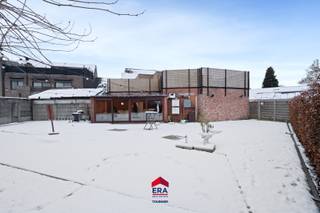 Op een goed bereikbare en levendige locatie in <strong>Ginderbuiten te Mol</strong> bieden wij dit veelzijdige <strong>handelshuis met ruim appartement</strong> aan. Dankzij de combinatie van een instapklare gerenoveerde handelszaak en appartement is dit pand ideaal voor wie wonen en werken wil combineren of op zoek is naar een interessante investering.
<ul><li>Volledig gerenoveerd in 2013</li><li>Instapklaar zowel handelszaak als appartement</li><li>Ruime terrassen</li><li>Gunstige ligging</li><li>EPC: 122 kWh/m² - B label</li></ul>
<strong>Handelspand:</strong> grote open zaal met toog (momenteel café), sanitaire voorzieningen, keuken, koelberging, stockageruimtes, aparte toegang, twee terrassen, voldoende parkeergelegenheid<br /><strong>Appartement:</strong> aparte inkom, leefruimte, open keuken, 2 slaapkamers, badkamer, berging, ruim terras, parkeergelegenheid<br />Een uniek pand met tal van mogelijkheden voor zelfstandigen, investeerders of wie wonen en werken wil combineren.