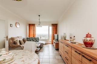 <p>Op de 15de verdieping van een verzorgde residentie, kan je dit lichtrijke appartement terugvinden. Het appartement is verzorgd en geeft een mooi uitzicht over Antwerpen en omgeving. Dankzij de centrale ligging, zijn zowel Wilrijk centrum (Bist) als het centrum van Antwerpen vlot bereikbaar. </p><p><br /></p><p>Het appartement bestaat uit een inkomhal met vestiairekast, een woonkamer met aansluitend een verzorgde keuken, een apart toilet, een badkamer met douche en aansluitingen voor wasmachine en droogkast, twee slaapkamers en een mooi terras.</p><p><br /></p><p>Troeven: inclusief een privatieve ondergrondse kelderberging - snelle beschikbaarheid - conforme elektriciteit - zeer gunstig EPC A.</p>