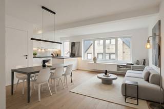 <p><span>Op de tweede verdieping van een verzorgd gebouw, vlak bij het centrum van Wevelgem, vind je dit volledig gerenoveerde en instapklare appartement waar comfort en stijl centraal staan. De lichtrijke leefruimte met elegante parketvloer voelt meteen warm en uitnodigend aan en sluit perfect aan op de open, volledig ingerichte keuken.</span></p><p><span>Het appartement beschikt over twee comfortabele slaapkamers en een moderne badkamer met regendouche, aangevuld met een apart toilet voor extra gemak. Een absolute troef is het ruime, zonnige terras waar je heerlijk kan ontspannen. Verder is er een privatieve kelder en bestaat de mogelijkheid om een garage bij te kopen.</span></p><p><span>Dankzij de recente renovatie, conforme elektriciteit, centrale verwarming en het gunstige EPC-label B woon je hier volledig zorgeloos. De uitstekende ligging nabij winkels, openbaar vervoer en het centrum maakt dit appartement ideaal als eigen woonst of als investering.</span></p><p><span>Ontdek het zelf en plan vandaag nog je bezoek.</span></p>