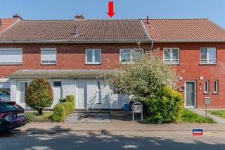 <p><span>SCHELLE | WONING MET VIER SLAAPKAMERS EN ZUIDTUIN IN EEN DOODLOPENDE STRAAT | EPC B |</span></p><p><span>Indeling als volgt: inkomhal met aparte toilet - woonkamer met ruime eetplaats - geïnstalleerde keuken - leuke zuidtuin.</span></p><p><span>Eerste verdieping: traphal - twee slaapkamers - badkamer met douche, ligbad en lavabo - wasplaats - bureau met vaste trap naar tweede verdieping.</span></p><p><span>Tweede verdieping: twee slaapkamers - zolderkamer.</span></p><p><span> </span></p><p><span>Grote troeven: </span></p><ul><li><span>Zeer energiezuinig (EPC B)</span></li><li><span>Gelegen in rustige woonwijk in doodlopende straat vlakbij winkels, scholen en openbaar vervoer, ...</span></li><li><span>Zuidtuin met tuinhuis</span></li><li><span>Bijgebouwde veranda met veel lichtinval</span></li><li><span>Veel slaapkamers</span></li><li><span>Op een boogscheut van groen en de Rupel</span></li></ul><p><span> </span></p><p><span> </span></p>
